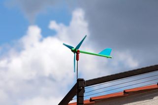 Otestovali jsme domácí větrnou elektrárnu, kterou stačí umístit na balkon. Budete se divit, kolik elektřiny vygeneruje
